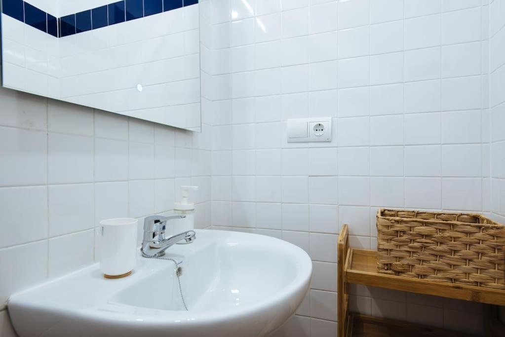 Ad2b Apartment, 300m From Cathedral With 2br Sevilha