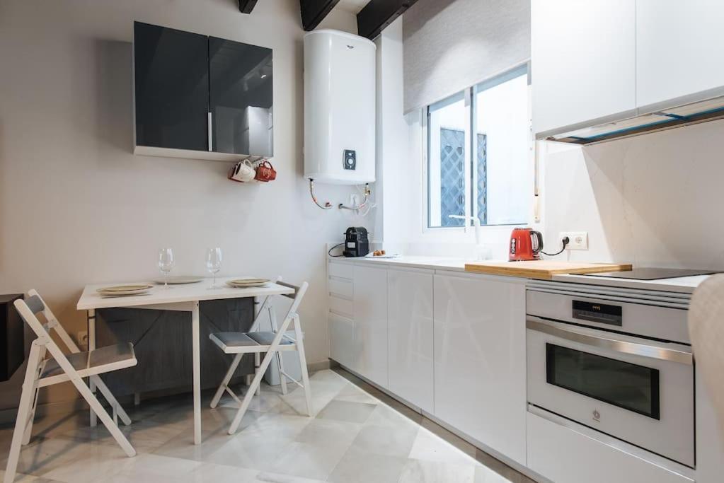 Ad2b Apartment, 300m From Cathedral With 2br * Sevilha
