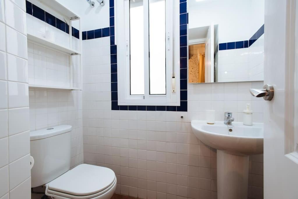 Ad2b Apartment, 300m From Cathedral With 2br * Seville